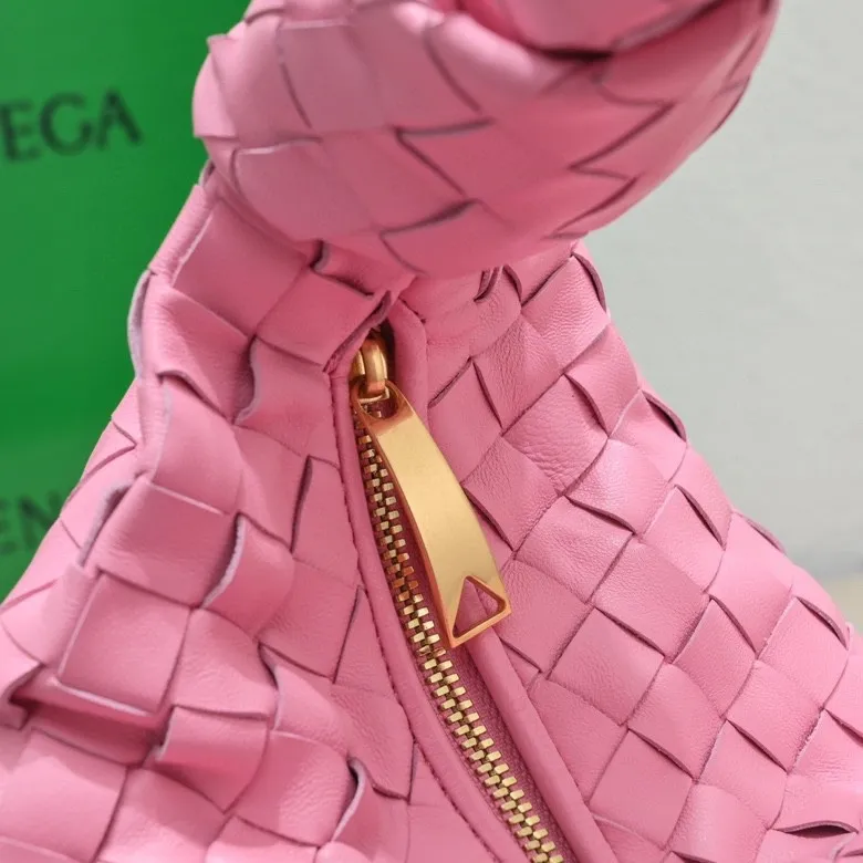 Batch 1460BV Bottega Veneta 2022 Early Spring New Ladies Medium JODIE Handbag BV Bag 🔥The new method is to round the corners on the original basis and knot the round hobo bag with classic woven leather. The most iconic triangular pull-out design, using sheepskin draped soft shape, is super suitable for concave shapes~ Jodie feels really gentle to people, and is definitely the best item for daily matching. It has the same weave, new elements and twists, and is versatile. It is the new favorite of street style Internet celebrities! Size: 36*21*13 Model: 6697